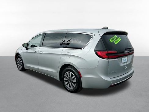 Used 2024 Chrysler Pacifica Select image 6