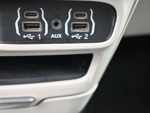 Used 2023 Chrysler Pacifica Touring-L FWD image 3