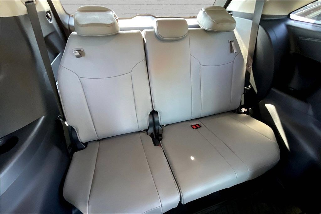 Used 2026 Toyota Sienna XLE FWD image 26