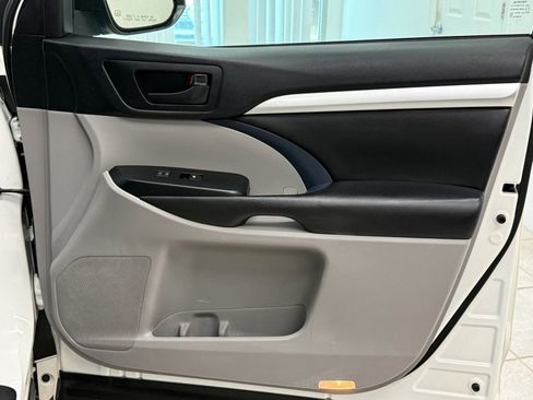 Used 2017 Toyota Highlander Plus w/ Carpet Mat Package AWD/4WD image 26
