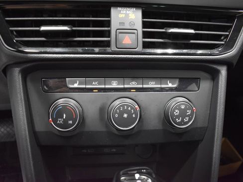 Used 2022 Volkswagen Taos SE w/ Panoramic Sunroof Package AWD/4WD image 20
