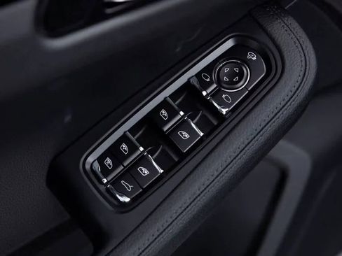 Certified 2025 Porsche Macan image 19