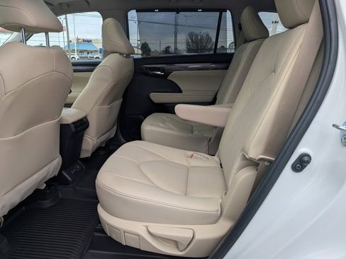 Used 2024 Toyota Highlander Platinum image 14