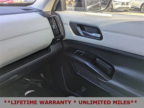 Used 2022 Nissan Pathfinder SV image 18