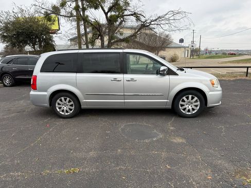 Used 2012 Chrysler Town & Country Touring-L w/ Entertainment Group #2 image 3