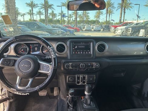 Used 2019 Jeep Wrangler Unlimited Sahara image 11