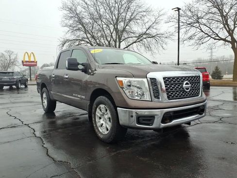 Used 2018 Nissan Titan SV w/ SV Convenience Package image 3