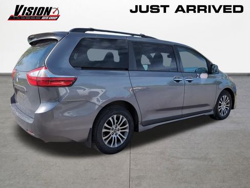 Used 2019 Toyota Sienna XLE w/ XLE Navigation Package FWD image 5