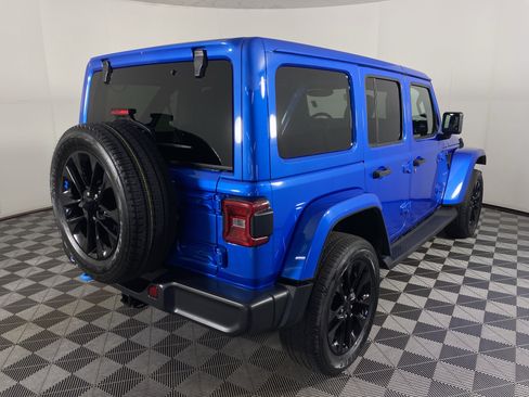 Used 2023 Jeep Wrangler Unlimited Sahara w/ Cold Weather Group AWD/4WD image 8