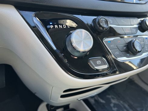 Used 2019 Chrysler Pacifica Touring-L image 21