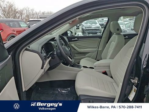 Used 2024 Volkswagen Jetta SE w/ Panoramic Sunroof Package image 15