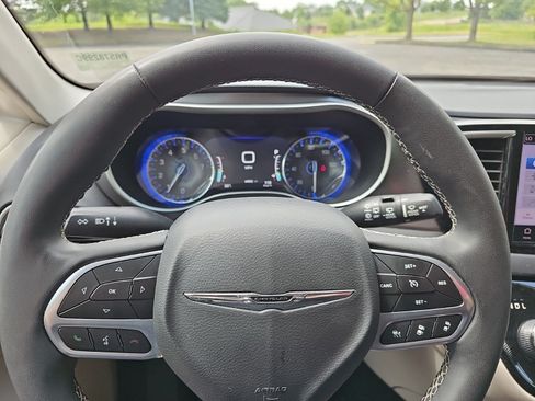 Used 2023 Chrysler Pacifica Touring-L FWD image 21