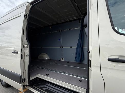 Used 2024 Mercedes-Benz Sprinter 2500 image 7