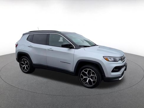 Used 2025 Jeep Compass Limited AWD/4WD image 2