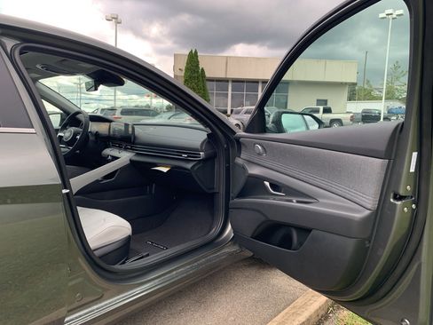 New 2025 Hyundai Elantra Limited image 28