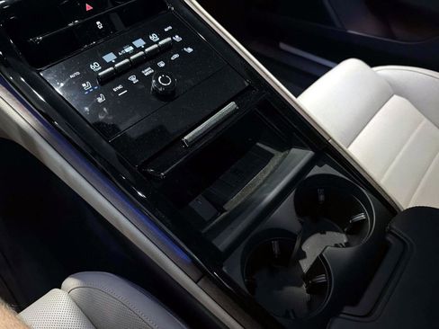 Used 2025 Porsche Panamera RWD image 23