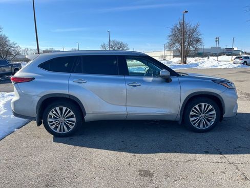 Certified 2022 Toyota Highlander Platinum image 34