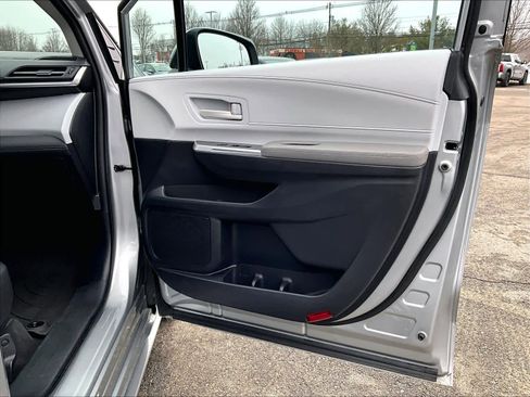 Used 2025 Toyota Sienna LE image 12