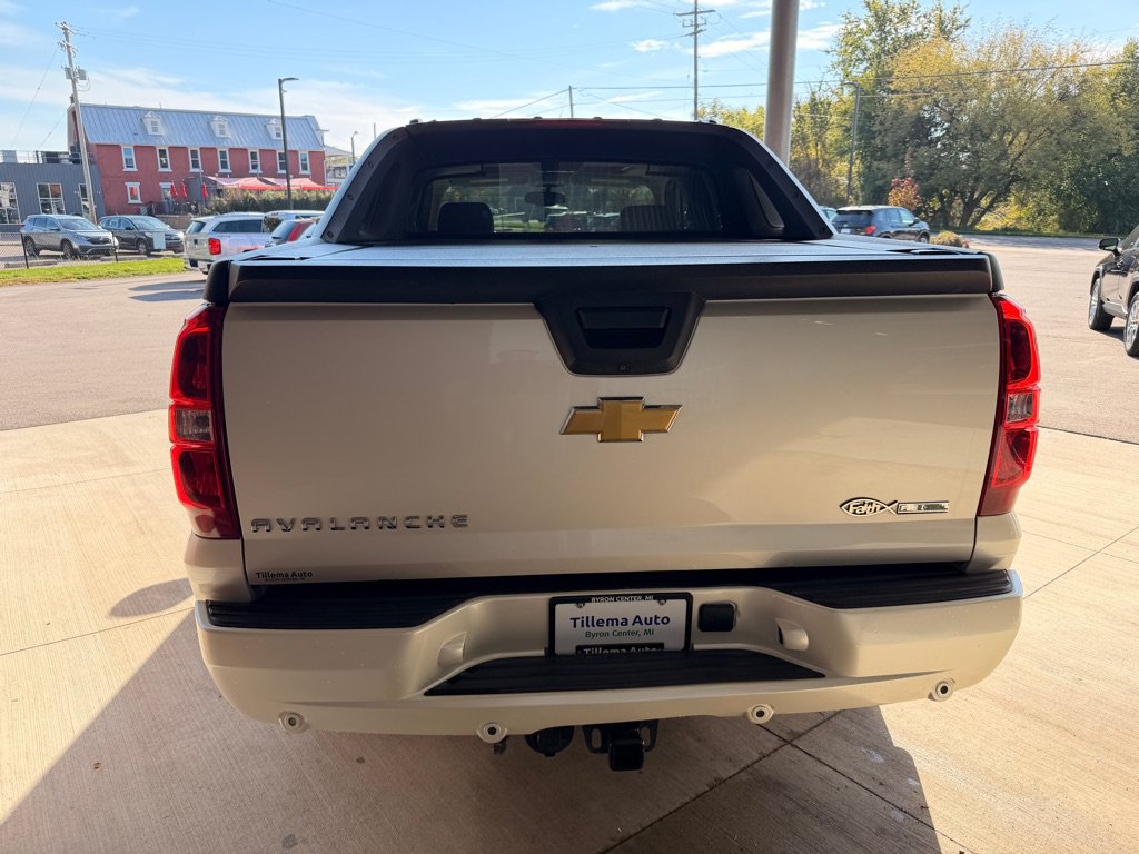 Used 2010 Chevrolet Avalanche LTZ AWD/4WD image 6