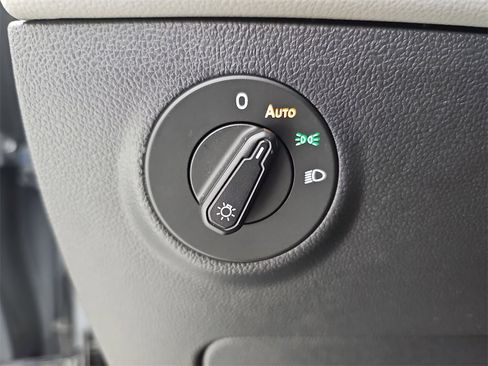 Used 2024 Volkswagen Taos SE image 34