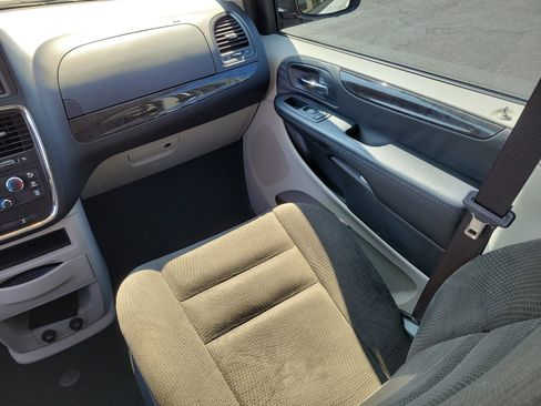 Used 2018 Dodge Grand Caravan SE image 17