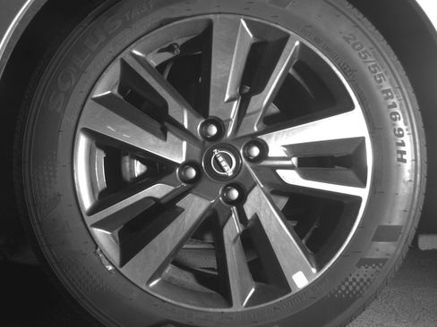 Used 2025 Nissan Versa SV image 12