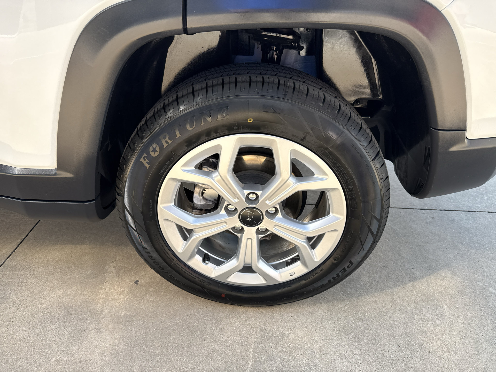 Used 2025 Jeep Compass Latitude w/ Sun & Sound Group AWD/4WD image 13