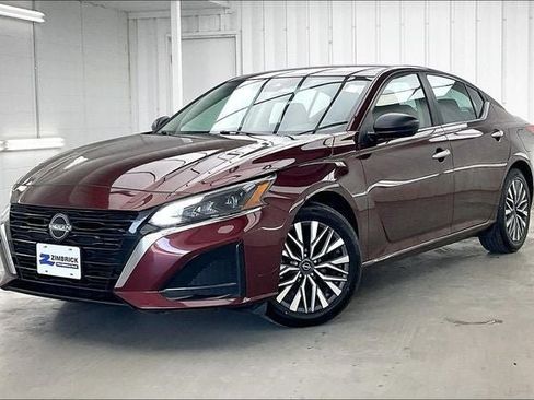 Used 2025 Nissan Altima 2.5 SV FWD image 2