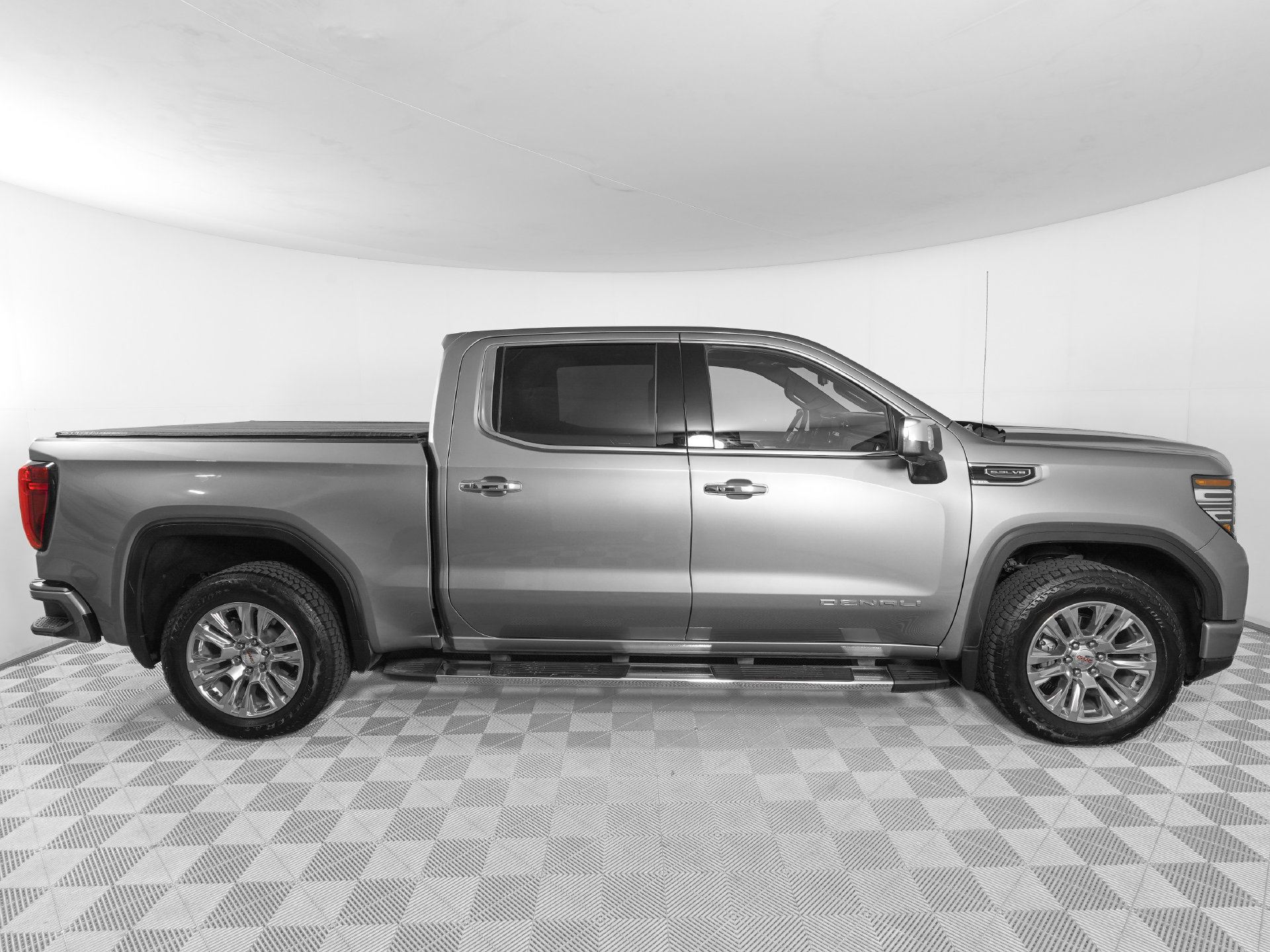 Used 2025 GMC Sierra 1500 Denali w/ Technology Package AWD/4WD image 4