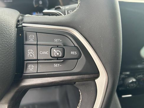Used 2023 Jeep Grand Cherokee Limited AWD/4WD image 21