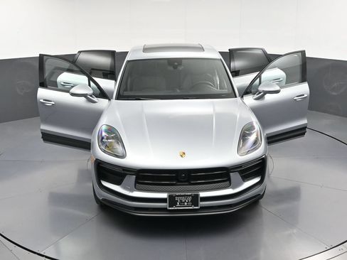 Certified 2025 Porsche Macan AWD/4WD image 32