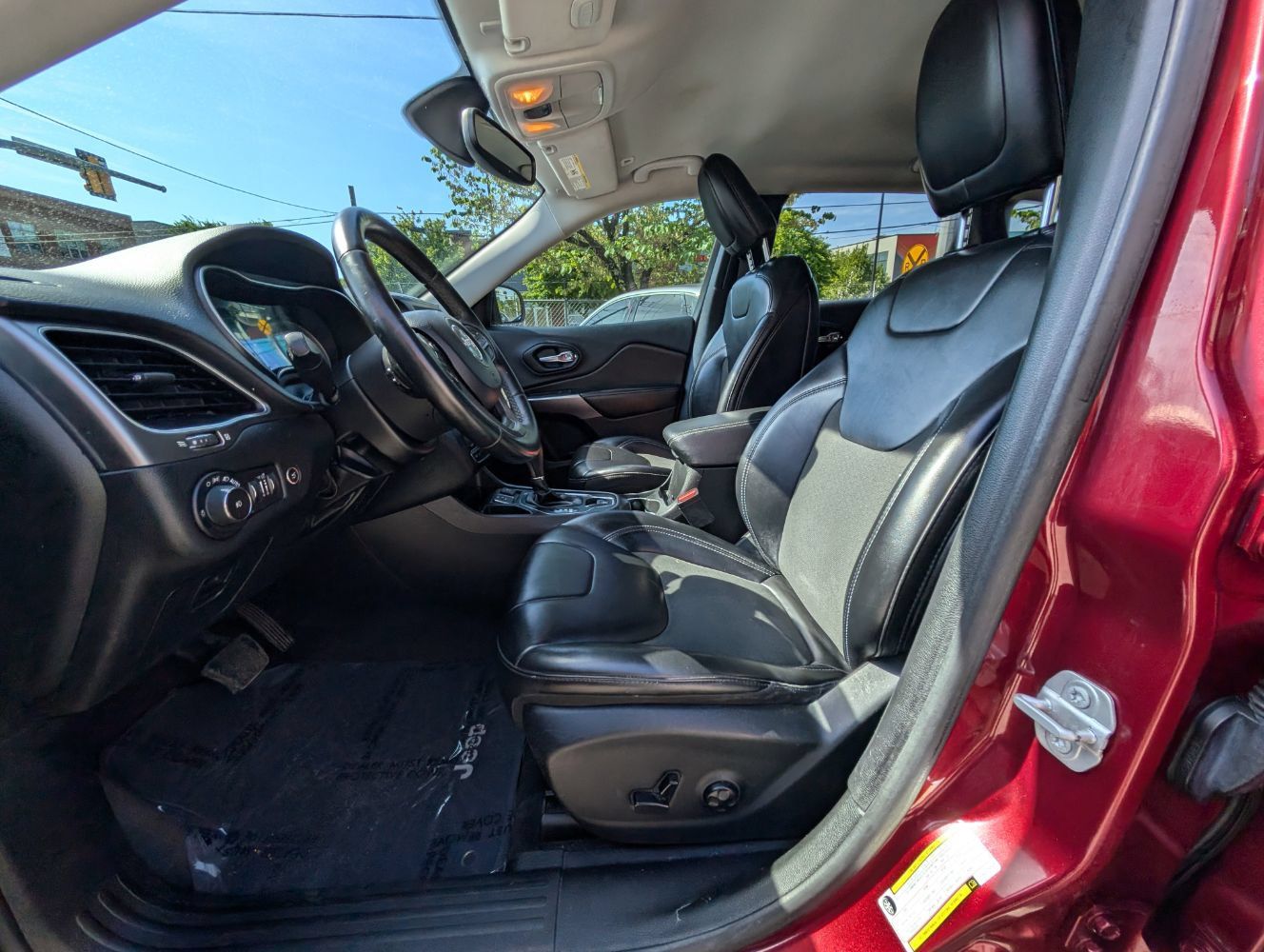 Used 2019 Jeep Cherokee Latitude Plus w/ Comfort/Convenience Group FWD image 15