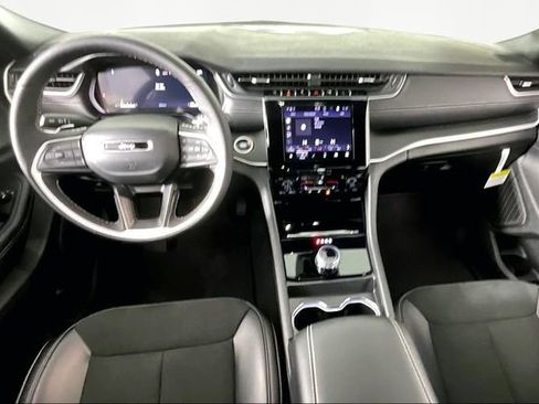 Used 2025 Jeep Grand Cherokee image 7