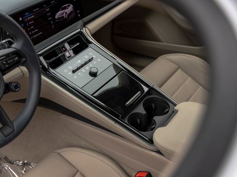Certified 2025 Porsche Panamera image 39