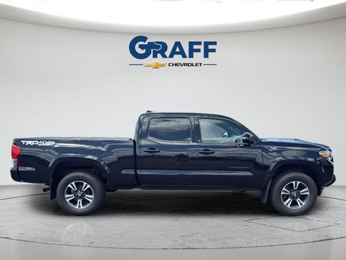 Used 2017 Toyota Tacoma TRD Sport AWD/4WD image 9