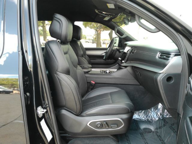 Used 2025 Jeep Wagoneer L Series II AWD/4WD image 19