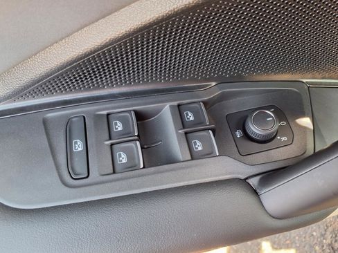 New 2025 Volkswagen Tiguan SE image 11