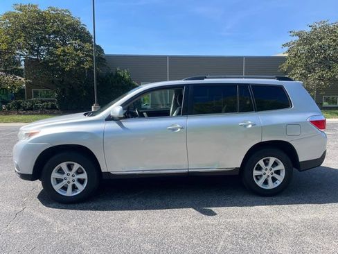 Used 2012 Toyota Highlander FWD w/ Tech Pkg image 4