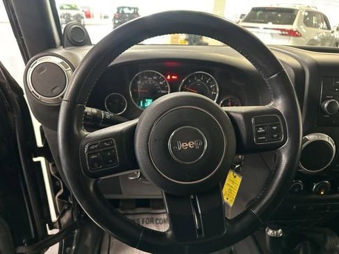 Used 2014 Jeep Wrangler Unlimited Sahara w/ Connectivity Group AWD/4WD image 11