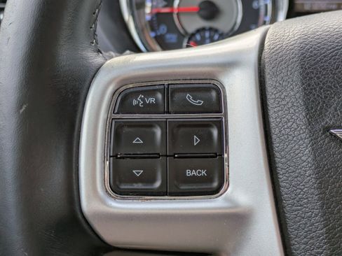 Used 2014 Chrysler Town & Country Touring image 22