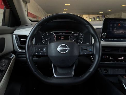 Used 2025 Nissan Rogue SV FWD image 32