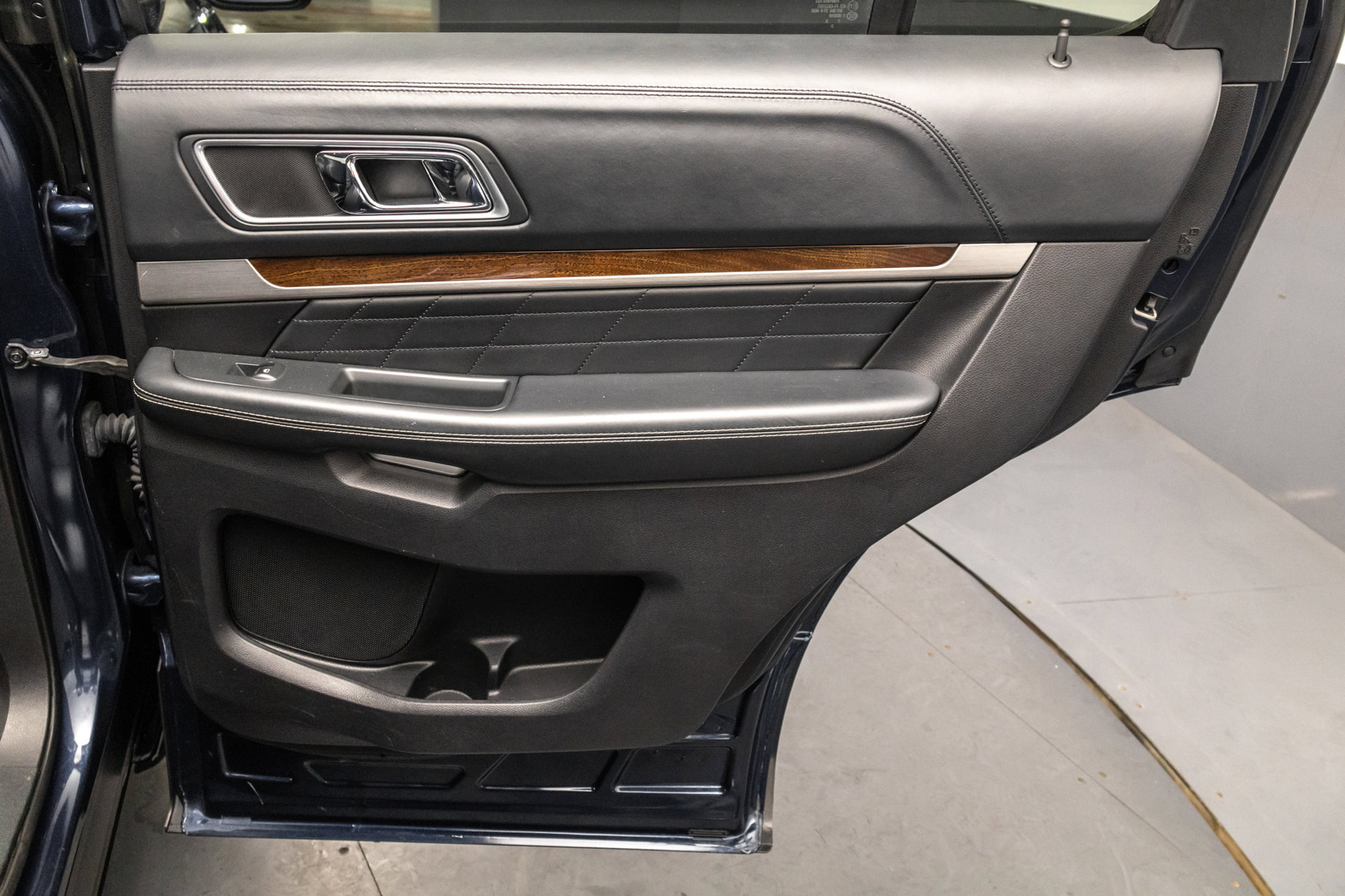 Used 2017 Ford Explorer Platinum AWD/4WD image 38