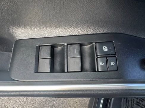 Used 2021 Toyota Highlander XLE image 9