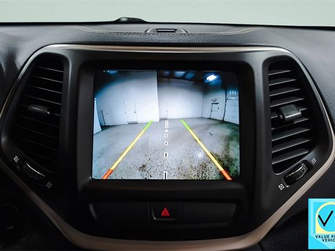 Used 2017 Jeep Cherokee Latitude w/ Cold Weather Group image 16