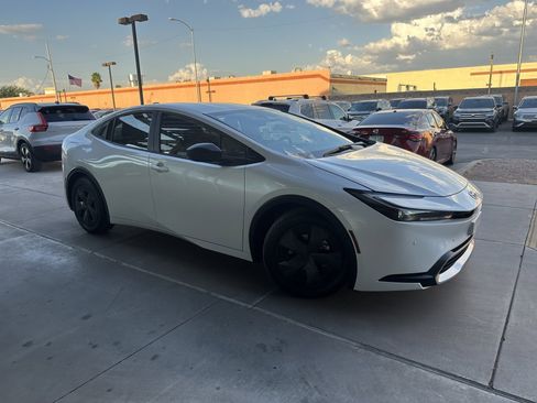 Used 2024 Toyota Prius Prime SE image 5