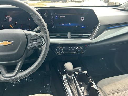 Used 2025 Chevrolet Trax LT FWD image 17