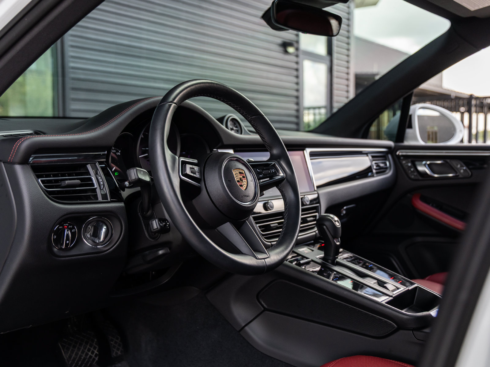 Certified 2025 Porsche Macan w/ Premium Package Plus AWD/4WD image 4