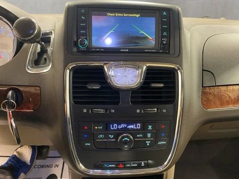 Used 2011 Chrysler Town & Country Touring w/ Entertainment Group #1 FWD image 20