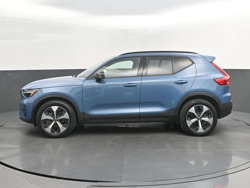 Certified 2023 Volvo XC40 B5 Plus w/ Climate Package AWD/4WD image 2