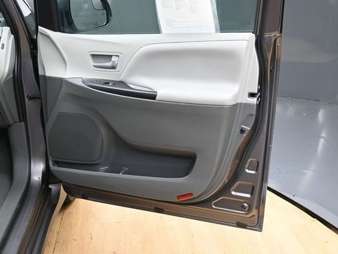 Used 2020 Toyota Sienna LE AWD/4WD image 32